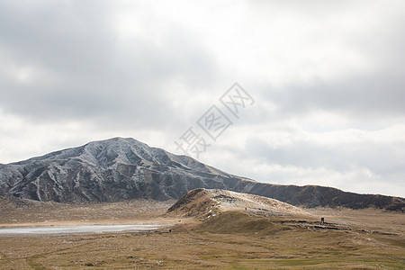 雪后风景日本熊本的美南阿索景观沙漠岩石国家蓝色土地山脉旅游风景干旱场地背景