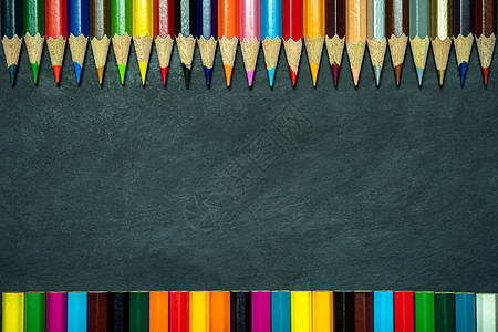 黑板背景上的彩色铅笔学习学校工具课堂团体补给品生活工作室孩子们彩虹图片
