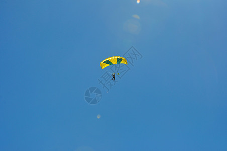 法国上方的滑翔伞运动海岸池塘自由落体降落伞天空黄色风筝航行荒野图片