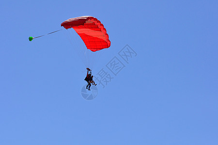 法国上方的滑翔伞自由蓝色红色自由落体降落伞黄色海岸风筝天空池塘图片