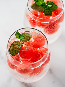 西瓜冰 玻璃杯中含闪亮水婴儿冷却器薄荷甜点阵雨食谱派对酒吧眼镜果汁图片