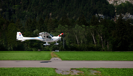 小型飞机降落在Forrest附近的简易机场图片