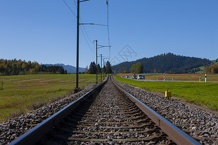 瑞士的铁轨在地平线上汇合墙纸阳光道路碎石小路蓝色铁路金属森林太阳图片