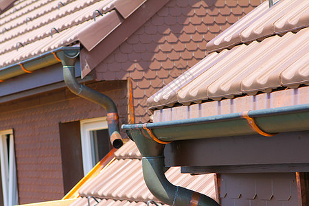 瑞士卢塞恩一栋房子的屋顶工作建筑力量工人排水沟屋面木头管道工艺承包商框架图片