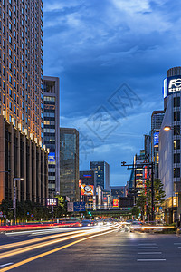 通向银座区的Harumi街夜景商业旅行建筑学天空购物经济指示牌汽车垂直摄影图片