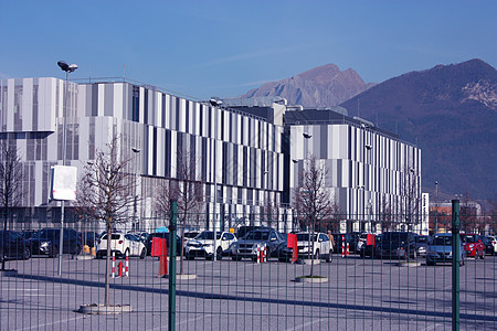 意大利公立医院医疗机构位于托斯卡纳北部的一栋建筑中 由灰白色和黑色垂直矩形纹理制成情况疾病安全药品城市临床入口民众帮助设施图片