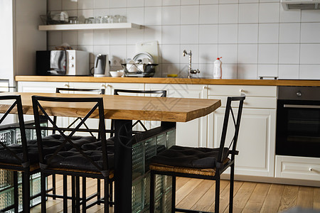 豪华住宅中现代 明亮 干净的厨房内部配有不锈钢器具 豪华豪宅的厨房 现代建筑当代 室内 带桌子的时尚厨房内部食物房子硬木陈列柜家图片