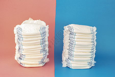 一对夫妇的尿布堆叠 蓝色和粉红色背景的背景图片