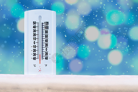 室内和室外温度计在华氏度和摄氏度上显示非常低的温度 背景散焦 背景上飘落雪花图片