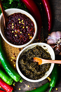 传统格罗吉亚沙酱Adjika商品厨具厨房蔬菜辣椒香料石头绿色胡椒红色图片