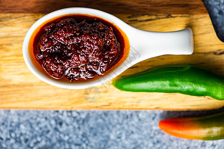 传统格罗吉亚沙酱Adjika商品香菜乡村食物胡椒香料美食勺子绿色红色图片
