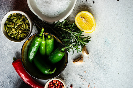 含有蔬菜和香料的有机食品草本植物盘子主义者框架极简制品毛巾迷迭香柠檬辣椒图片