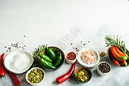 含有蔬菜和香料的有机食品制品石头柠檬框架厨房商品极简桌子食物平铺图片