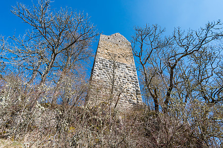 春天在美丽的多瑙河谷中岩石农村废墟目的地草地全景风景旅游蓝色场景图片