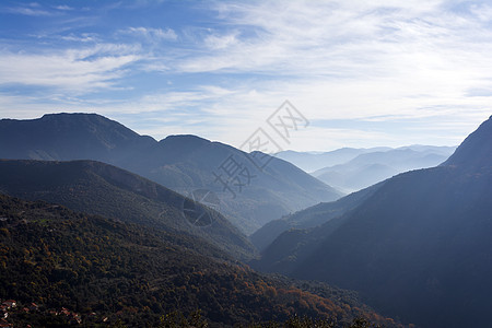 希腊阿尔卡迪亚雾雾山的景象风景蓝色地平线环境树木爬坡道阴霾山脉薄雾阳光图片