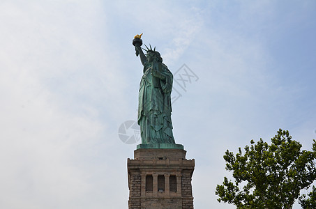 带有火炬和天空的自由神像里程碑地标金属公园树木女士图片