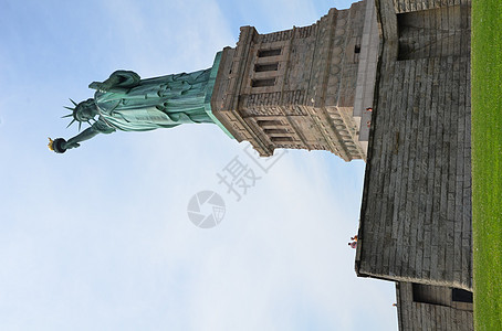 带有火炬和天空的自由神像里程碑公园金属女士地标背景图片