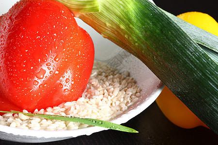 健康新鲜有机食品 带水滴和大米胡椒红色盘子辣椒种子绿色香肠食物蔬菜韭葱午餐图片