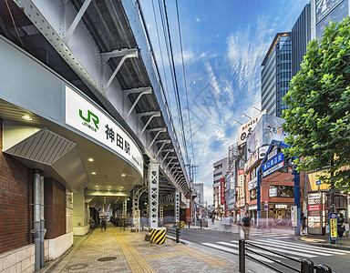 带有金属柱和蓝色入口大门的地下通道图片