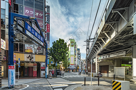 东京街道购物街的蓝色金属入口处大门广告牌餐厅山手街道商店商业书店旅行观光位置背景