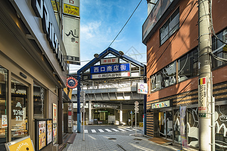 购物街的蓝色金属入口处大门火车站餐厅电源线观光店铺商店旅行城市生活圣堂胡同图片