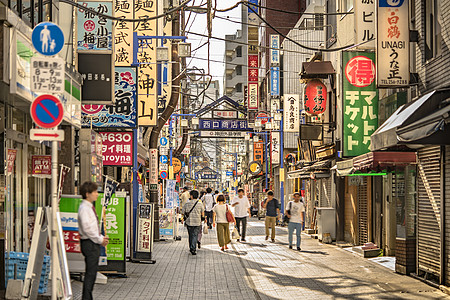 购物街的蓝色金属入口处大门观光文字书店文化水平摄影零售城市生活店铺经济图片