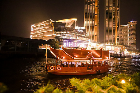 曼谷夜照和一条在河中航行的旅行船码头首都中心建筑学全景街道旅游建筑文化城市图片