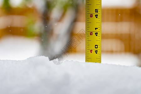 用40英尺的尺尺测量雪深图片