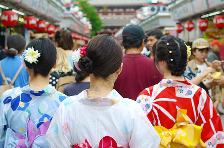 日本东京浅草森左二寺女性游客宗教女士神社旅游文化裙子戏服街道图片