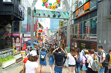 日本东京竹下街年轻人旅行市中心交通原宿游客旅游青少年人群文化图片
