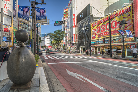 雕塑家Tatsumi Oki创作的公共艺术雕塑生活地点办公楼行人城市彩灯旅游经济景观汽车背景图片