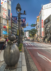 雕塑家Tatsumi Oki创作的公共艺术雕塑省会摄影城市生活经济景观彩灯汽车办公楼城市招牌背景图片