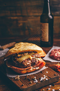 奶酪汉堡在切肉板上炙烤乡村馅饼包子酒吧食物芝士土豆烧烤牛肉图片