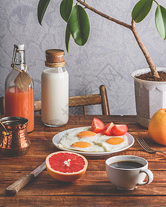 配有鸡蛋 咖啡和水果的健康早餐图片
