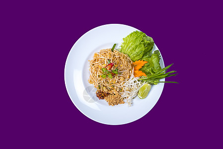 白板上亚洲泰式食品 紫底背景和复制空间春卷草本植物蔬菜美食自助餐黄瓜小吃水果盘子食物图片