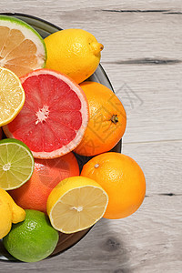 木质桌上的柑橘水果分类橙子食物红色葡萄柚高架甜点柠檬红宝石营养素篮子图片