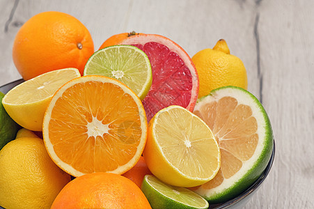 木质桌上的柑橘水果分类红色甜点葡萄柚柚子篮子木头橙子高架红宝石木板图片