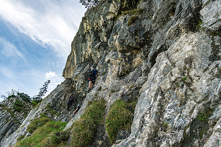 徒步和爬上泰格尔堡远足乐趣高山海岸冒险岩石顶峰旅行森林太阳图片