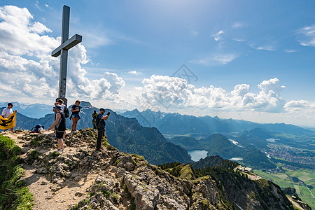 徒步和爬上泰格尔堡悬崖旅行高山农村岩石登山者森林全景铁索爬坡图片