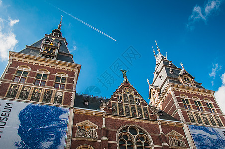 位于阿姆斯特丹的Rijkmuseum及其花园和周围环境瓦片博物馆城市喷泉屋顶天空雕像正方形市政文化图片