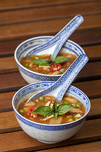 中华甜酸的汤盘子油炸肉汤草本植物蔬菜食物托盘豆腐午餐香料图片