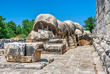 在土耳其迪迪马的阿波罗神庙中的断柱旅行旅游柱子蓝天寺庙文化建筑学殖民化避难所雕塑图片
