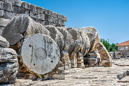 在土耳其迪迪马的阿波罗神庙中的断柱建筑柱子历史首都考古学古董废墟蓝天火鸡旅游图片