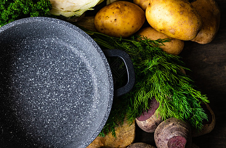 配有成分的烹饪概念餐具土豆餐巾香菜蔬菜美食平底锅盘子制品勺子图片