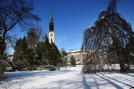 在瑞士Cham教堂的公园中冬季与教堂天空假期蓝色历史旅游旅行森林树木晴天景观图片