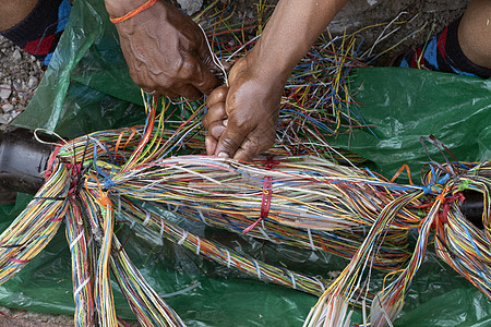 修理地下电话线多色电线的技术员墙纸管子技术电气宽带硬件材料电缆电源建筑学图片