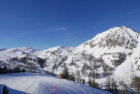 冬季高阿尔卑斯山的蒙金维尔雪雪地假期太阳雪人小木屋缆车松树旅游滑雪村庄游戏图片