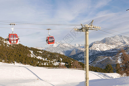 冬季高阿尔卑斯山的蒙金维尔雪雪地雪人松树假期缆车太阳首脑全景村庄游戏滑雪图片