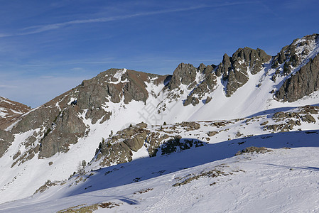 冬季高阿尔卑斯山的蒙金维尔雪雪地白色全景首脑山脉村庄假期太阳雪人小木屋旅游图片