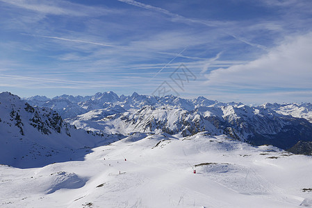 冬季高阿尔卑斯山的蒙金维尔雪雪地旅游太阳村庄小木屋缆车白色全景山脉雪人松树图片